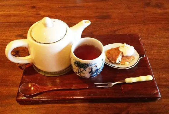 紅茶を頼むと小さなお菓子がついてきました