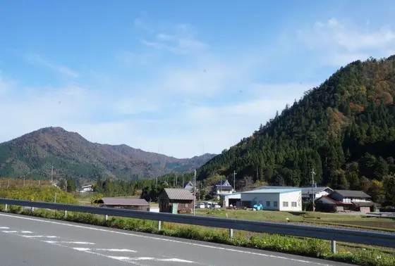 美しい山々に囲まれたマチ。