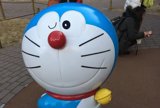 土管前のドラえもん。