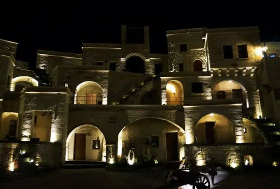 夜の洞窟ホテル