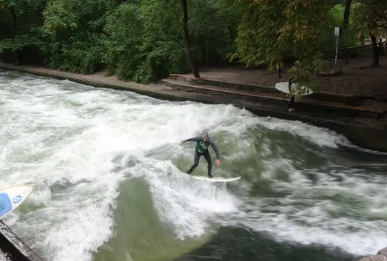 ミュンヘンでサーフィン！？