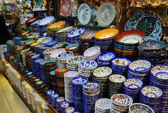 かわいいお皿が並びます