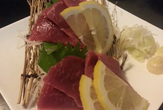 こちらも名物！霜降り馬刺し