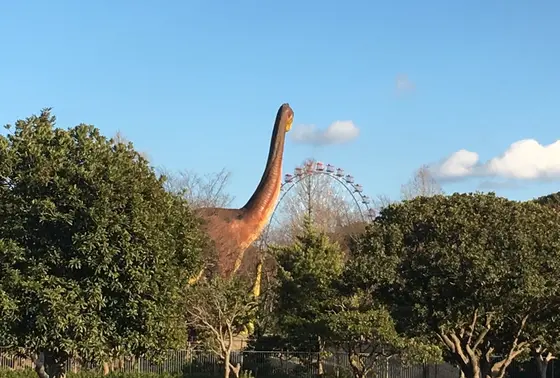 恐竜が観覧車を...