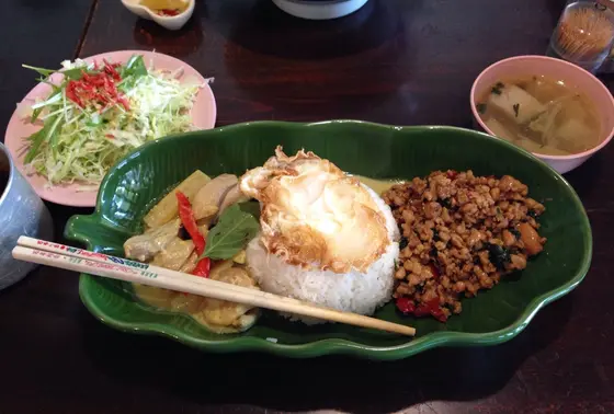 ガパオライスとグリーンカレーの2食セット！デザート&サラダ付き