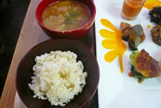 ご飯とお野菜おかわり自由！