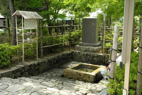 少し離れた神社にも水源が