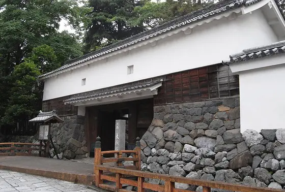 立派な門