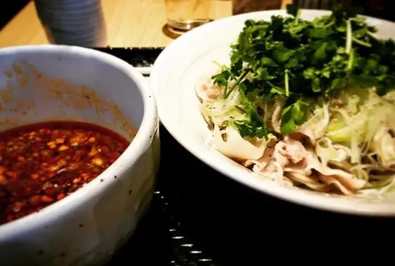 旨辛肉パクチー蕎麦