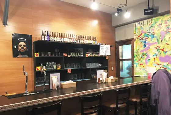 カウンターで地ビールを飲みながらラーメン