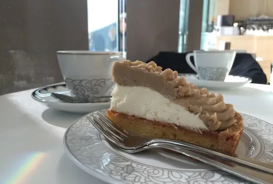 併設のカフェでくつろぐ