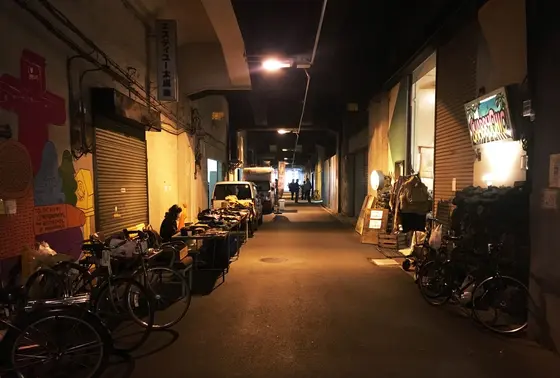 場所はかなりディープな高架下