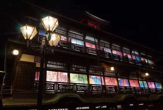 横から