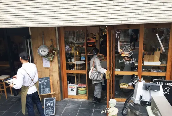 パン屋はこちら