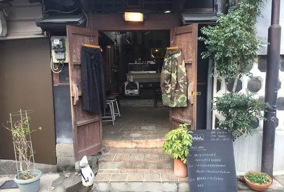 古民家風の建物の中はパリ？