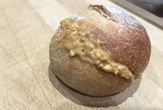 ピーナッツクリームのパン。