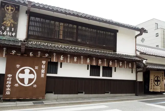 お店は立派な建物です