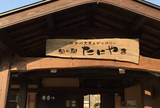 隣はカフェ