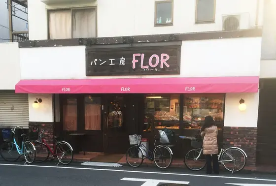 お店の前にちょこっとテラスもあり