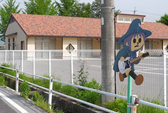 豊郷小学校の北側