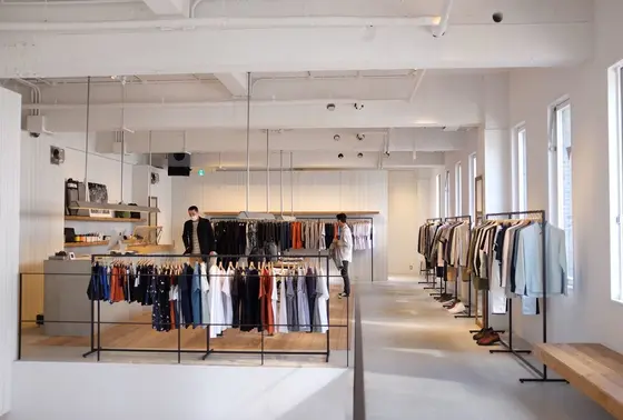 2階はアパレルSHOP