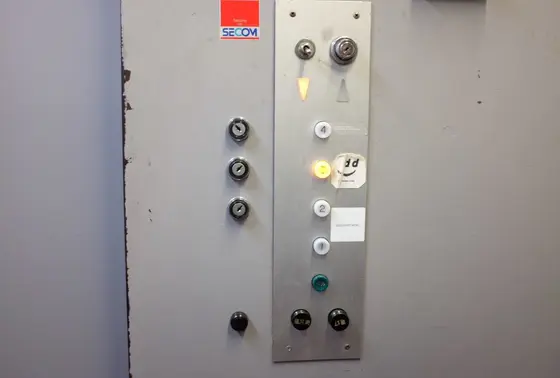 建物にはエレベーターがあります。
