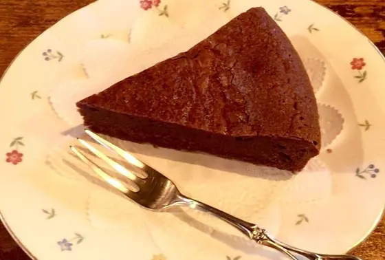 食器にも目を向けてみましょう。