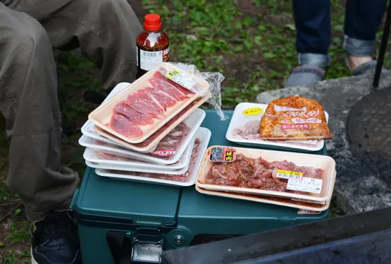 キャンプファイヤーの前にBBQでしっかり腹ごしらえ♪