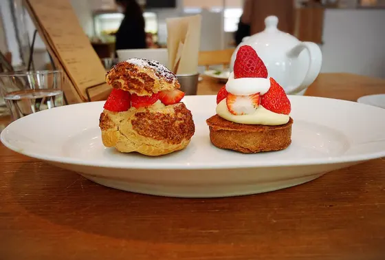 いちごのシュークリームとタルト