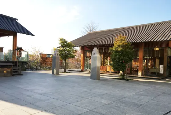 広々とした社殿前の空間