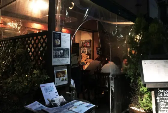 夜はオシャレな雰囲気に