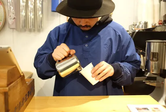 丁寧に店内で淹れてくれます