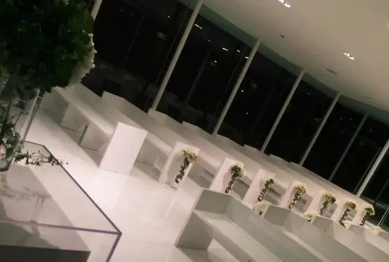 チャペルはガラス張りで塩屋の海を一望!