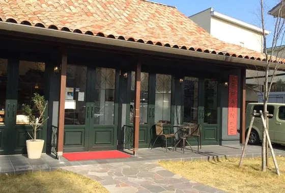 レンガの屋根が目印！