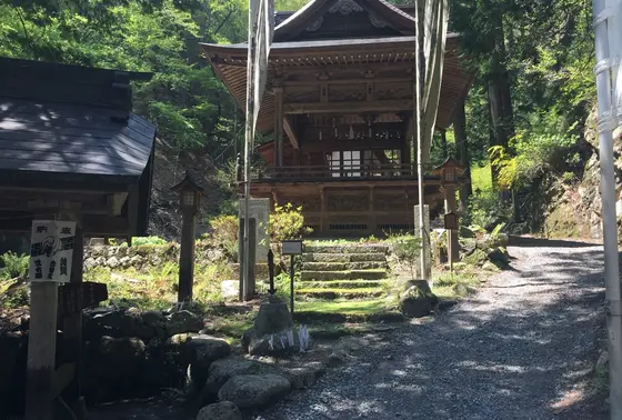 境内横の建物