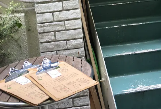 屋外にて順番待ち