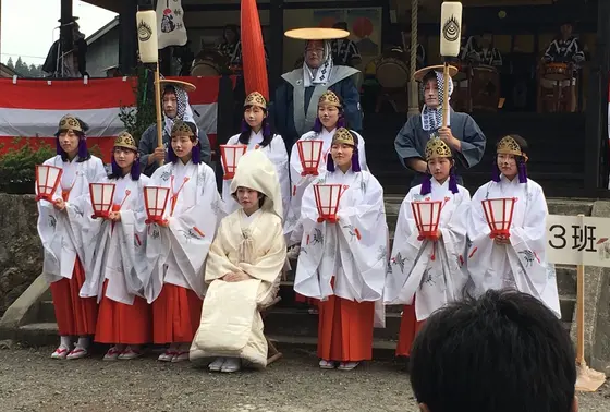 17時頃、花嫁さんご一行、出発の儀（住吉神社）
