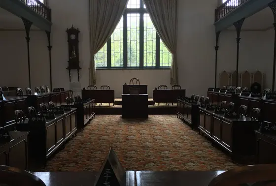 当時の議員席に座ることができます。