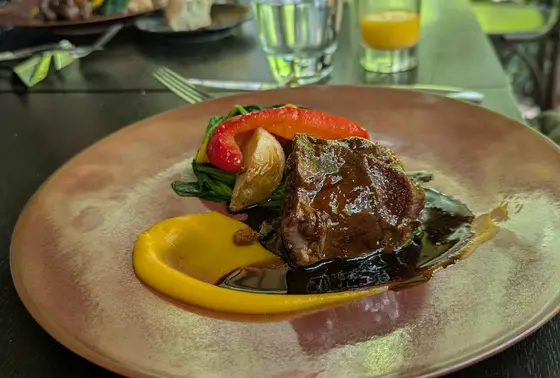 牛ほほ肉の赤ワイン煮込み