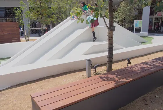 屋外広場には巨大滑り台〜！