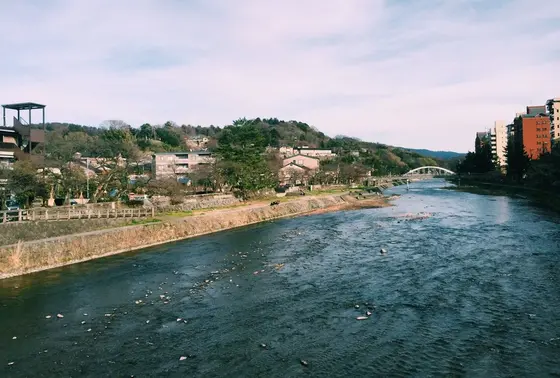 川を渡る