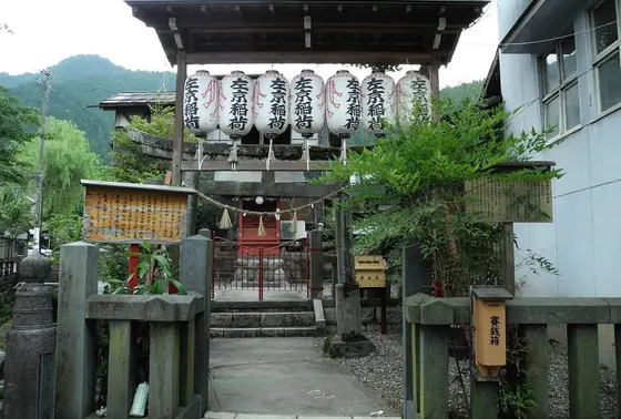 町のあちこちに稲荷様