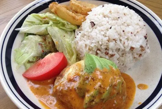 とろ〜りチーズの彩り野菜ハンバーグ