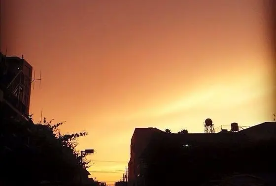 赤く染まっていく夕焼け空