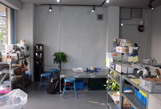 コンクリ張りの無機質な店内