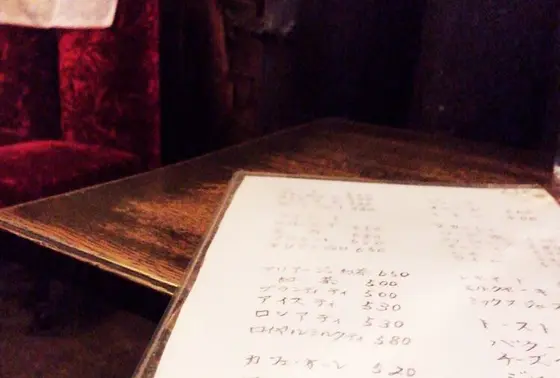 赤いソファとクラシック