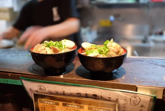 山盛りのあさりの味噌汁
