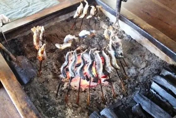 囲炉裏には・・・