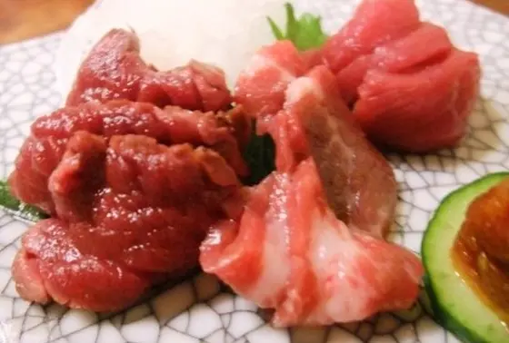 会津名物の馬刺し