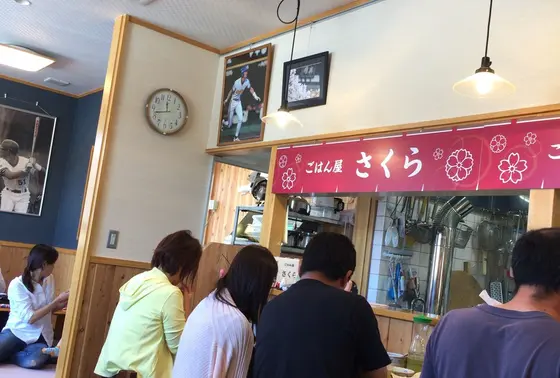 店内は満員、結構待たされます。